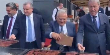 Mangal partisinde sucukları yelleyen AKP’li başkandan açıklama: Pişirdik ama yemedik