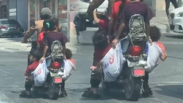 Motosiklete sığmayan 2 çocuğu çuvalla taşıdılar