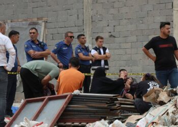 Kule vinçten düşen malzemelerin altında kalan 2 işçi öldü