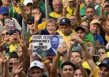 Binlerce kişi, X’e erişim engelini protesto etti