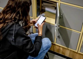 Hollanda sınıfta cep telefonunu tamamen yasakladı