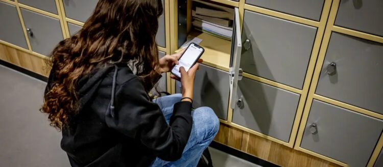 Hollanda sınıfta cep telefonunu tamamen yasakladı