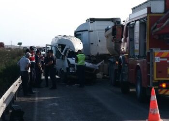 TIR ile servis minibüsü çarpıştı: 4 ölü, 6 yaralı