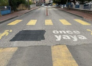 Karakoçan’da Kürtçe trafik uyarı yazıları kimliği belirsiz kişiler tarafından silindi