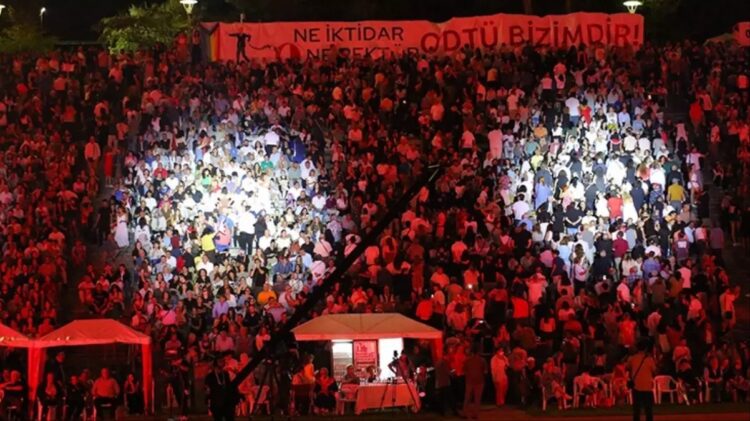 ODTÜ mezuniyet töreninde rektöre protesto