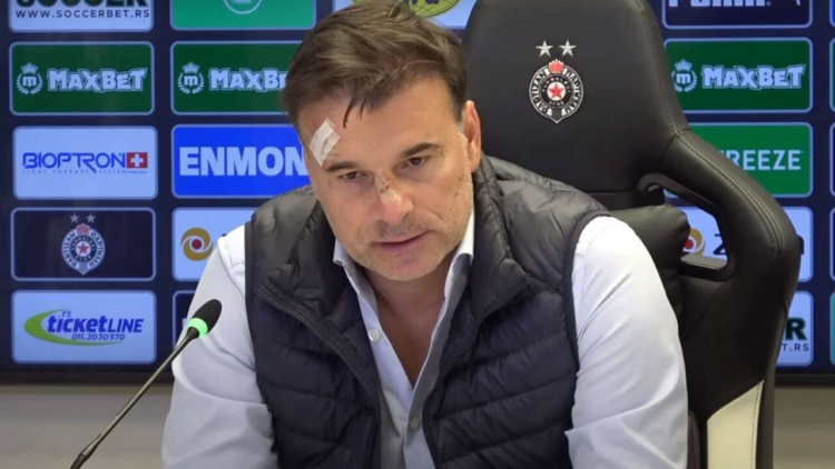 Soyunma odasını basıp teknik direktörü darp ettiler