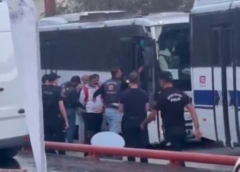 Polonez işçileri ters kelepçeyle gözaltına alındı