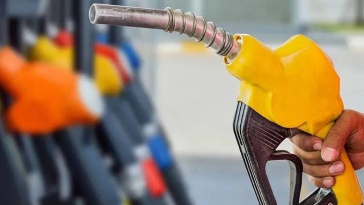 Benzin ve motorine zam geldi