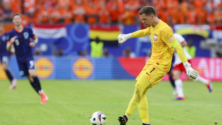 Futbola geri döndü, Barcelona’nın kalecisi oldu