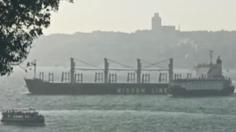 Boğazda faciadan dönüldü: İki geminin çarpışması böyle görüntülendi