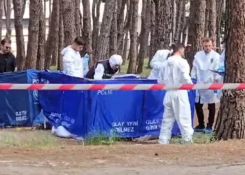 Hastane bahçesinde evli olduğu kadını öldürdü sonra intihar etti