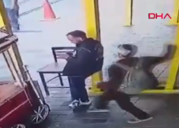 İstiklal Caddesi’nde polise bıçaklı saldırı