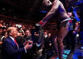 Trump, kabinesiyle dövüş arenasına gitti