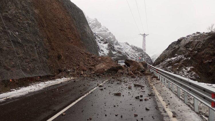 Artvin-Yusufeli karayolunda heyelan