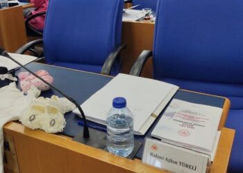 Sağlık Bakanı’na bebek kıyafetleriyle protesto