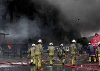 Beylikdüzü’ndeki fabrikada çıkan yangın saatlerdir söndürülmeye çalışılıyor