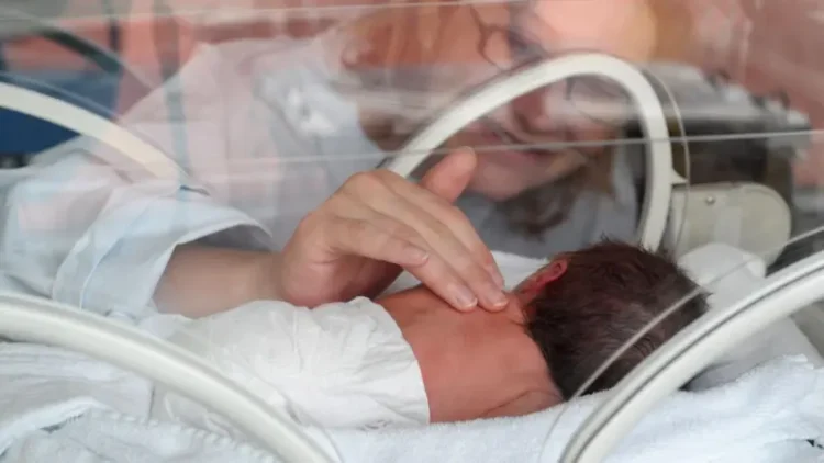 Türkiye’de prematüre bebek sahibi olmak: ‘Bebeğimiz taburcu olduğunda doğum iznim çoktan bitmişti’