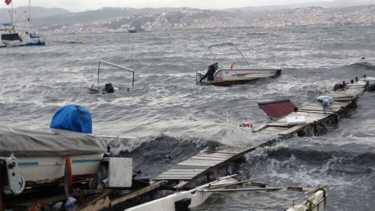 Kocaeli’de sağanak ve fırtına nedeniyle çok sayıda tekne battı