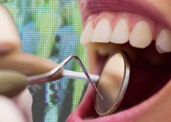 Bundesliga’da ilginç olay: Kaleciye atılan çakmak maçı durdurdu; takımlar soyunma odasına gitti, kaleye forvet geçti, oyuncular protesto etti