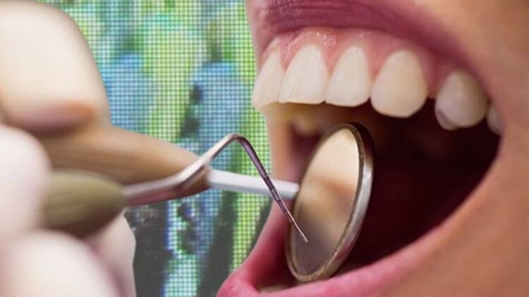 Bundesliga’da ilginç olay: Kaleciye atılan çakmak maçı durdurdu; takımlar soyunma odasına gitti, kaleye forvet geçti, oyuncular protesto etti