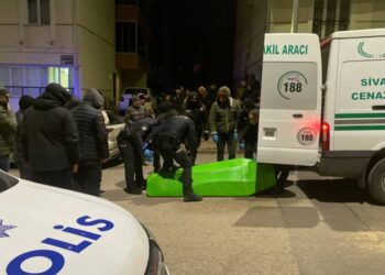 Bundesliga’da ilginç olay: Kaleciye atılan çakmak maçı durdurdu; takımlar soyunma odasına gitti, kaleye forvet geçti, oyuncular protesto etti