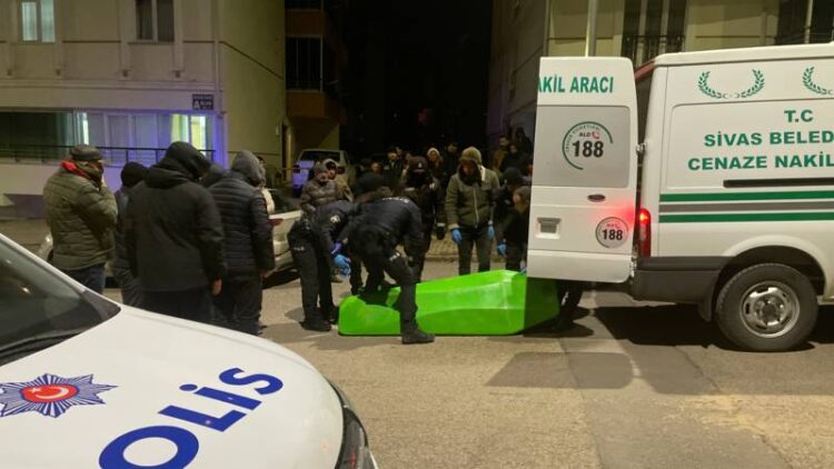 Bundesliga’da ilginç olay: Kaleciye atılan çakmak maçı durdurdu; takımlar soyunma odasına gitti, kaleye forvet geçti, oyuncular protesto etti