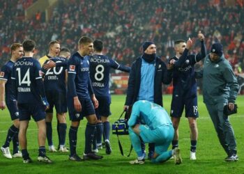 Bundesliga’da ilginç olay: Kaleciye atılan çakmak maçı durdurdu; takımlar soyunma odasına gitti, kaleye forvet geçti, oyuncular protesto etti