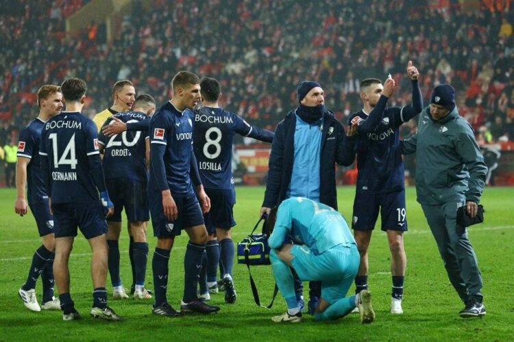 Bundesliga’da ilginç olay: Kaleciye atılan çakmak maçı durdurdu; takımlar soyunma odasına gitti, kaleye forvet geçti, oyuncular protesto etti