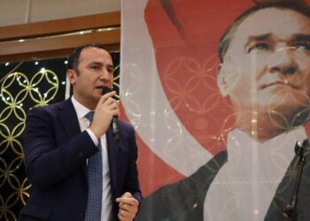 Bundesliga’da ilginç olay: Kaleciye atılan çakmak maçı durdurdu; takımlar soyunma odasına gitti, kaleye forvet geçti, oyuncular protesto etti