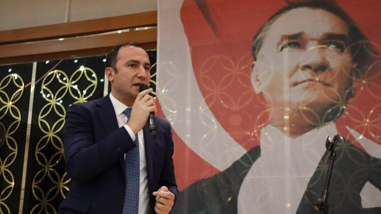 Bundesliga’da ilginç olay: Kaleciye atılan çakmak maçı durdurdu; takımlar soyunma odasına gitti, kaleye forvet geçti, oyuncular protesto etti