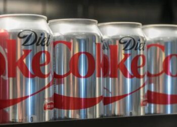 Bundesliga’da ilginç olay: Kaleciye atılan çakmak maçı durdurdu; takımlar soyunma odasına gitti, kaleye forvet geçti, oyuncular protesto etti