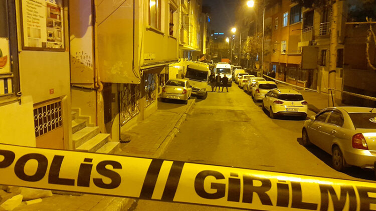 Bundesliga’da ilginç olay: Kaleciye atılan çakmak maçı durdurdu; takımlar soyunma odasına gitti, kaleye forvet geçti, oyuncular protesto etti