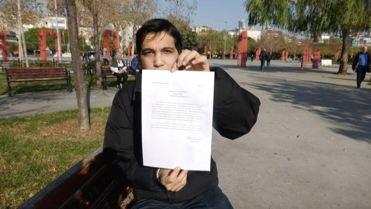 Araba kullanan kadını zehirli yılan ısırdı