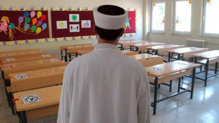 Eğitim İş: Okula imam var, temizlik malzemesi yok
