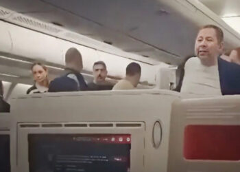Petlas Yönetim Kurulu Üyesi Özcan, uçakta olay çıkardı: Milyar dolarlık adamım, Türkiye’yi satın alırım