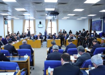 Araba kullanan kadını zehirli yılan ısırdı