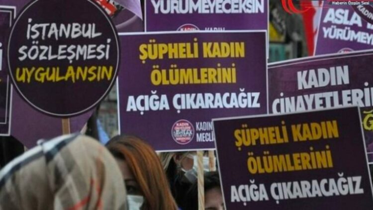 Bundesliga’da ilginç olay: Kaleciye atılan çakmak maçı durdurdu; takımlar soyunma odasına gitti, kaleye forvet geçti, oyuncular protesto etti