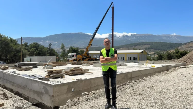 Göğsünde şiddetli ağrılar hisseden Haluk Levent hastaneye kaldırıldı