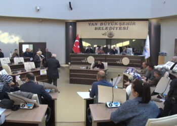 Van Büyükşehir Meclisinde kayyım protestosu; AKP’li meclis üyeleri salonu terk etti