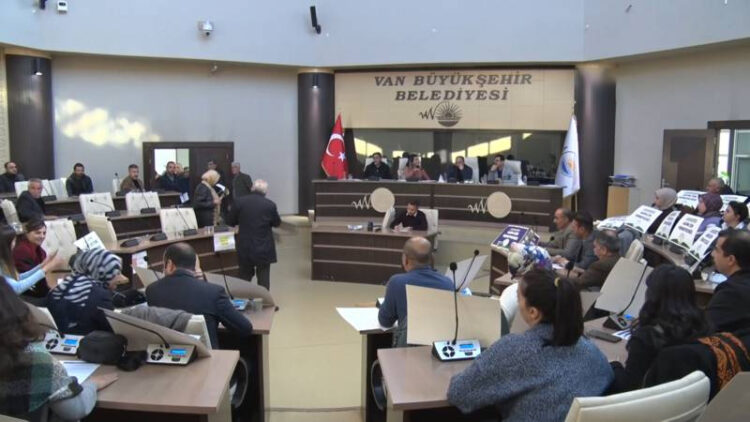 Van Büyükşehir Meclisinde kayyım protestosu; AKP’li meclis üyeleri salonu terk etti