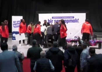 Yemeksepeti’nin kurucusu Nevzat Aydın panelde fenalaşarak hastaneye kaldırıldı