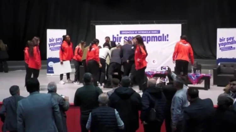 Yemeksepeti’nin kurucusu Nevzat Aydın panelde fenalaşarak hastaneye kaldırıldı