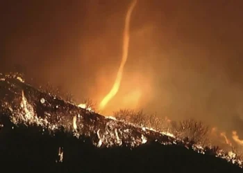 ABD’yi saran alevlerin arasında ürkütücü ‘yangın hortumu’ görüldü