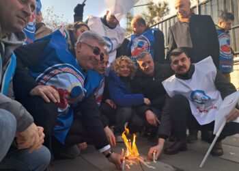 Birleşik Kamu İş Konfederasyonu’ndan TÜİK önünde “mum dikme” eylemi: Yalancının mumu yatsıya kadar yanar