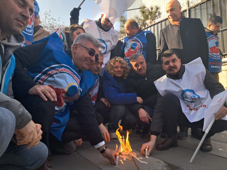 Birleşik Kamu İş Konfederasyonu’ndan TÜİK önünde “mum dikme” eylemi: Yalancının mumu yatsıya kadar yanar