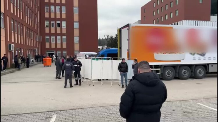 Bolu’da hastane morgu doldu, cenazeler soğuk hava depolu tıra konuldu