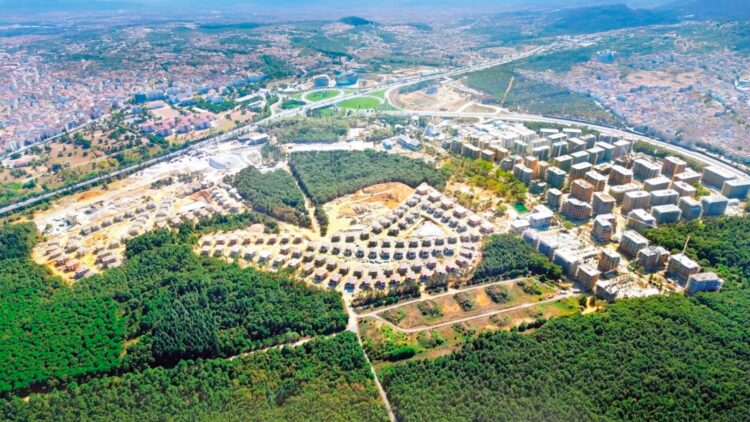 İhalesiz satılan askeri alana mahkemenin “iptal” kararına rağmen TOKİ bina yaptı