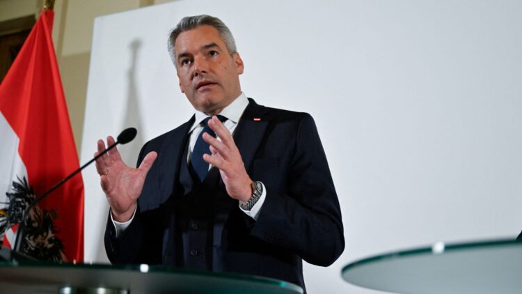 Güney Kore’de binlerce kişi görevden alınan Yoon’un tutuklanması talebiyle sokaklara döküldü