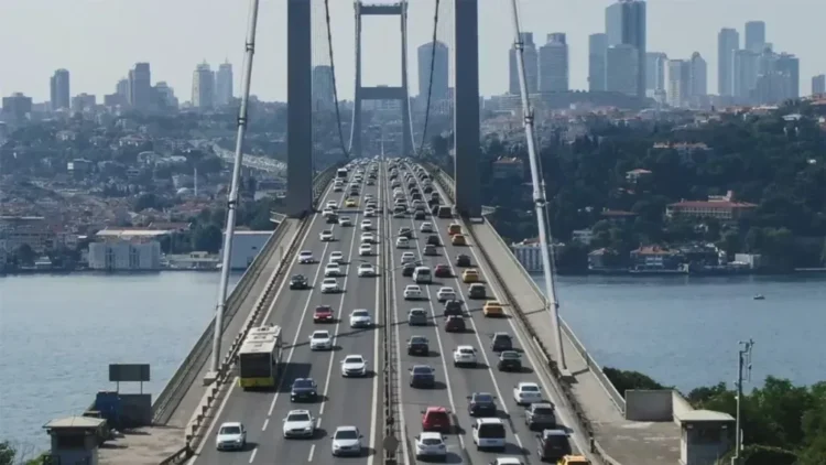 Köprü ve otoyol zamlarına ekonomistlerden tepki: “Karşıya yüzerek mi geçelim”