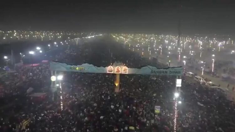 Hindistan’da Ganj’ın sularına girmek için izdiham